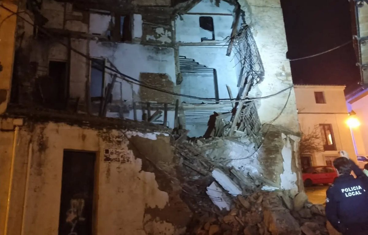 Un edificio en ruinas colapsa en Ronda (Málaga) y provoca el desalojo de viviendas aledañas