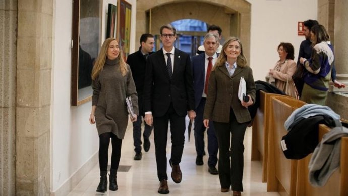 El presidente del Gobierno riojano, Gonzalo Capell&aacute;n, junto a la presidenta del Parlamento, Marta Fern&aacute;ndez Cornago, y la portavoz 'popular' Cristina Maiso