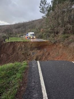 Socav&oacute;n en la carretera CC-428 de Berzocana a Logros&aacute;n
