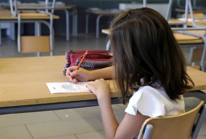 Archivo - Una niña pinta en un colegio. Imagen de archivo.
