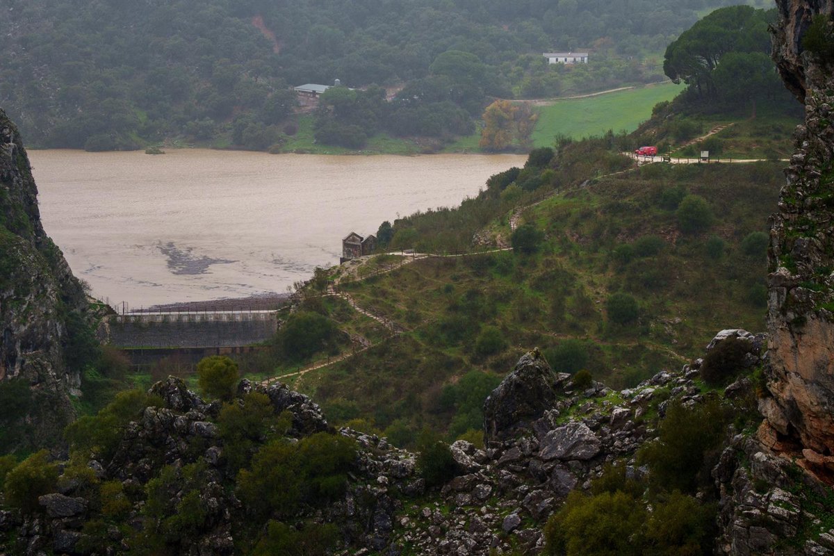 La presa de Montejaque (Málaga) desembalsa por primera vez; los sifones cumplen su función