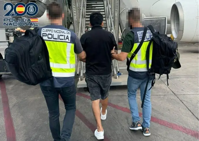 La policía llevó a cabo 3.398 expulsiones de extranjeros en 2025, un 12% más que en 2024. IU