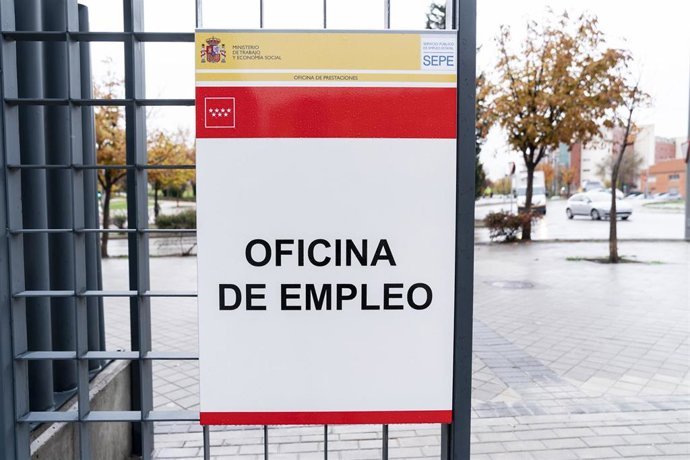 Archivo - Entrada a la nueva oficina de empleo Vallecas-Santa Eugenia, a 9 de diciembre de 2022, en Madrid (Espa&ntilde;a).