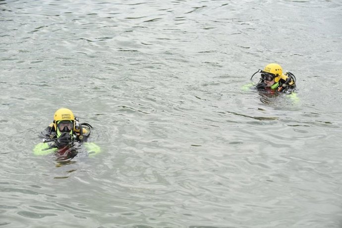 Bomberos de Zaragoza y voluntarios de Protección Civil participan en la búsqueda del joven