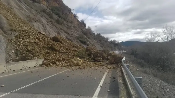 Desprendimiento de tierra en la N-260 a su paso por Aínsa provoca el corte de la carretera