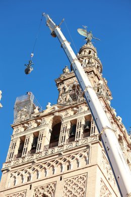 retiradas en sevilla las azucenas que adornan la giralda tras la caída de una por el temporal