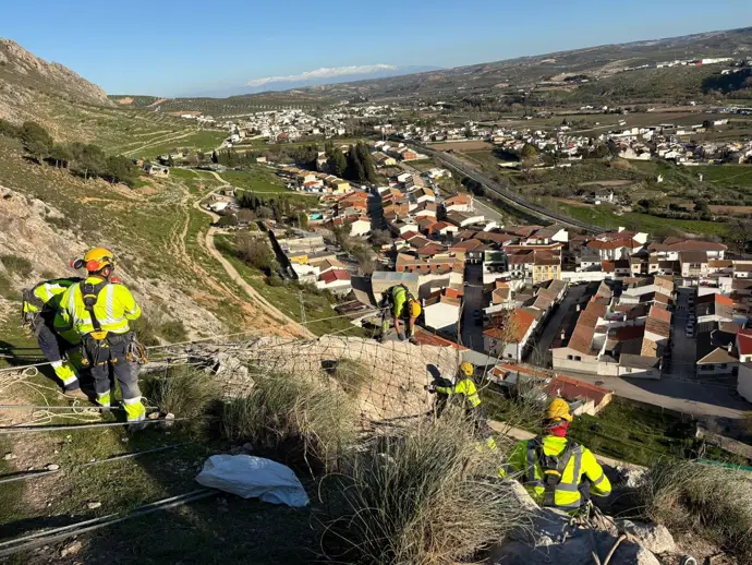 Los vecinos desalojados en Loja regresan a sus hogares tras el riesgo de caída de rocas del monte