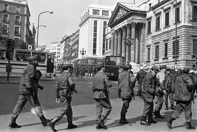 El desgraciado, como siempre, solo. La orden a los militares nunca llegó, que sorpresa