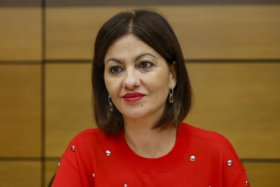 La ministra Rego aboga por limitar y, posiblemente, prohibir el uso de X en la población en general