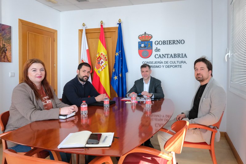 De izquierda a derecha, Eva Fernández, secretaria del Gremio de Editores de Cantabria, el presidente David Perujo, el consejero Martínez Abad y David Pérez, tesorero. Foto: Raúl Lucio