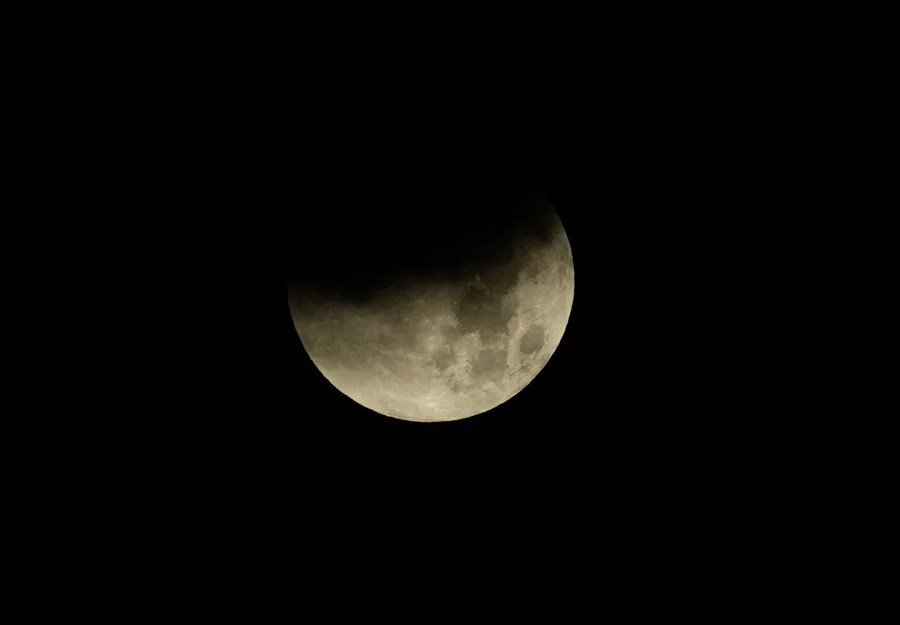 Un eclipse lunar total provoca una ‘Luna de sangre’ visible desde Japón hasta América del Sur