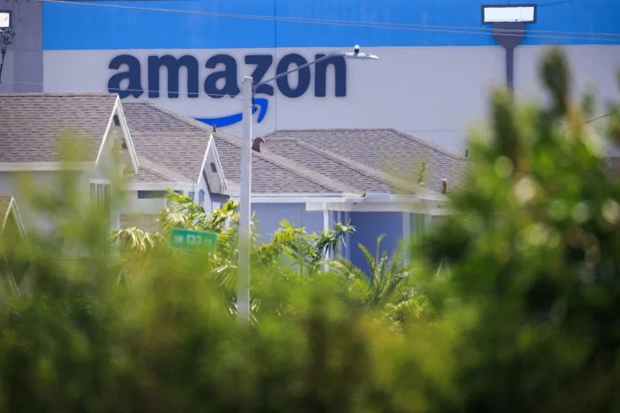 Amazon enfrenta problemas de programación ligados a herramientas de IA y advierte sobre correos