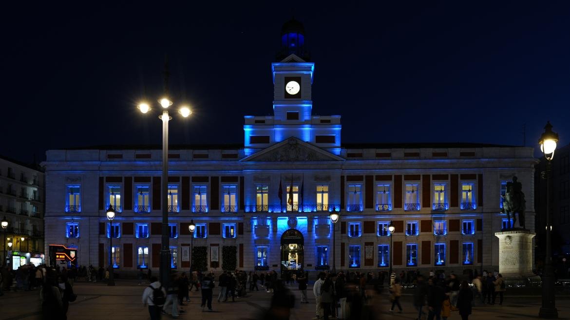La Comunidad de Madrid ilumina de azul la Real Casa de Correos por el Día Mundial del Riñón