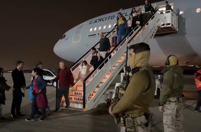 Aterriza el primer avión militar con 171 evacuados de Oriente Próximo, de donde han salido 3.000