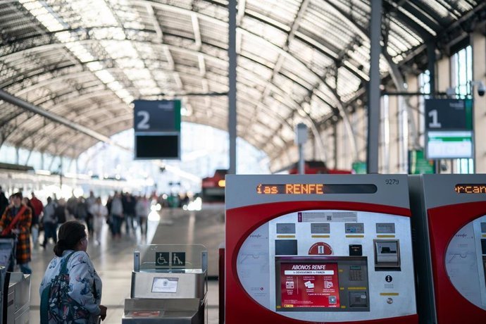 Archivo - Andenes de Cercan&iacute;as de la Estaci&oacute;n de Abando-Indalecio Prieto, a 28 de noviembre de 2024, en Bilbao, Vizcaya, Pa&iacute;s Vasco (Espa&ntilde;a).
