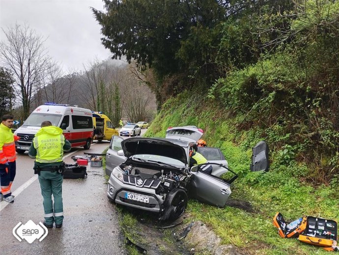 Los bomberos del SEPA rescatan a un conductor herido en un accidente en la N-634 en Ribadesella