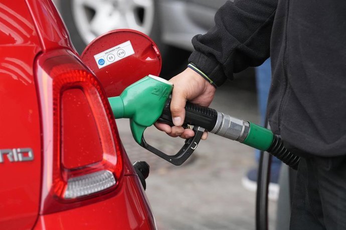 Una persona echa combustible