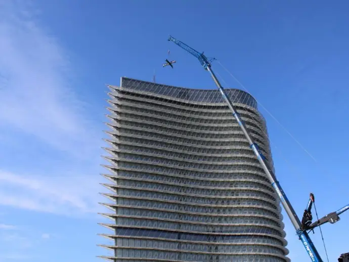 Instalan una grúa en la Torre del Agua para construir un mirador panorámico de 360 grados