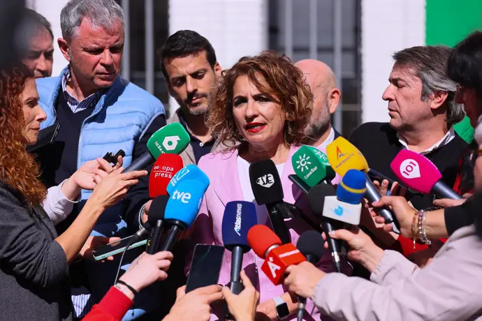 Montero califica de "gravísimo" que la Junta fuera alertada tres años antes del colapso en