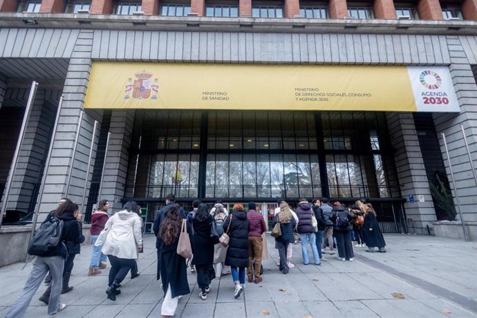 Archivo - Varias personas antes de entrar a las pruebas de Formaci&oacute;n Sanitaria, en el Ministerio de Sanidad, a 25 de enero de 2025, en Madrid (Espa&ntilde;a). Hoy se celebra en toda Espa&ntilde;a el examen de acceso de Formaci&oacute;n Sanitaria Especializada en Medicina, Far
