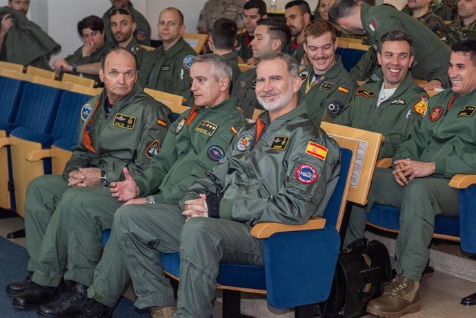 Archivo - El Rey Felipe VI en la Base A&eacute;rea de los Llanos.