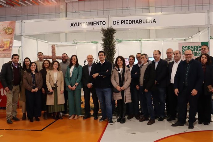 El vicepresidente segundo del Gobierno de Castilla-La Mancha, Jos&eacute; Manuel Caballero, inaugura la I Feria Sabores de los Montes en el pabell&oacute;n multifuncional de Piedrabuena.
