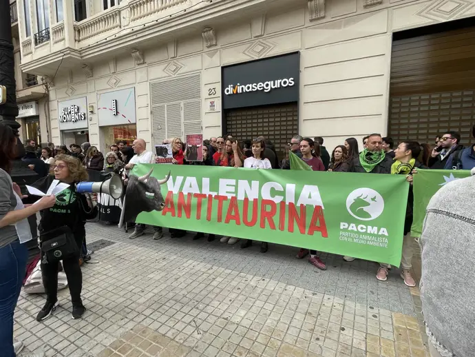 Concentración en Valencia critica el maltrato en festejos taurinos y afirma que no representan a