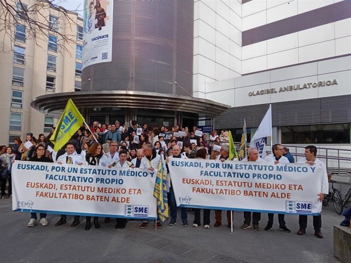 Archivo - Concentraci&oacute;n de m&eacute;dicos del Pa&iacute;s Vasco