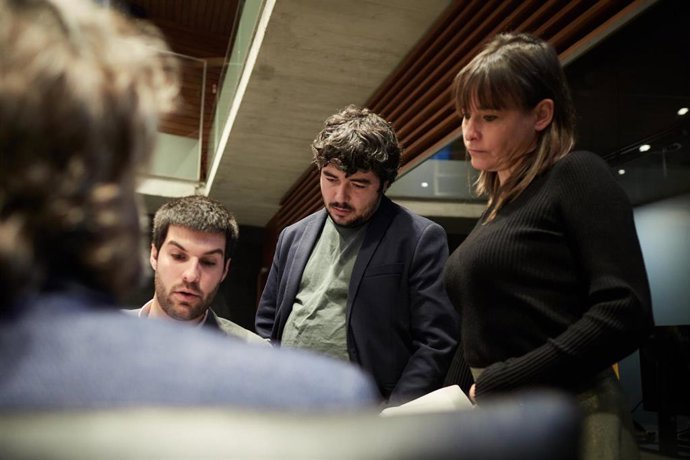 Archivo - La vicepresidenta tercera del Gobierno de Navarra y consejera de Vivienda, Juventud y Pol&iacute;ticas Migratorias, Bego&ntilde;a Alfaro, con los parlamentarios de Contigo-Zurekin Carlos Guzm&aacute;n, Miguel Garrido y Daniel L&oacute;pez.