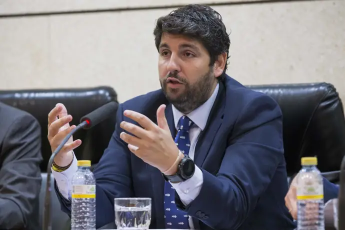 López Miras afirma que el Gobierno central está fracturado y no puede enfrentar la crisis