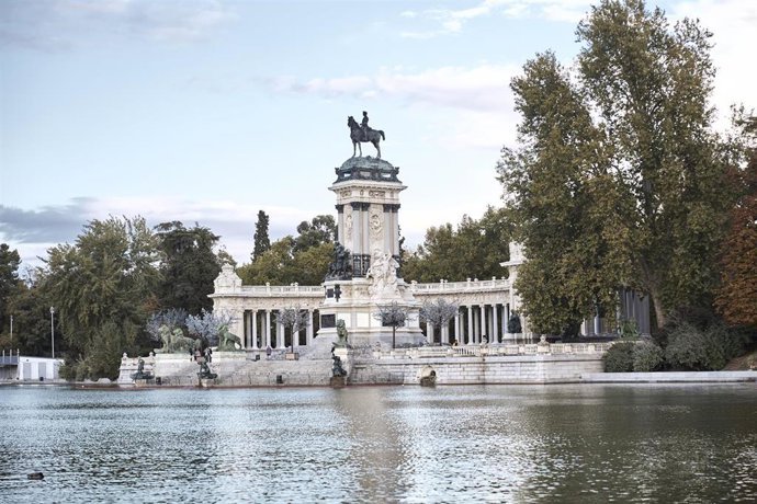 Archivo - Estanque de El Retiro, a 5 de noviembre de 2025, en Madrid (Espa&ntilde;a).