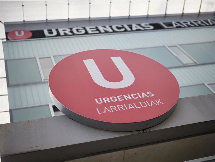 Archivo - Detalle de la fachada del Servicio de Urgencias del Hospital Universitario de Navarra.