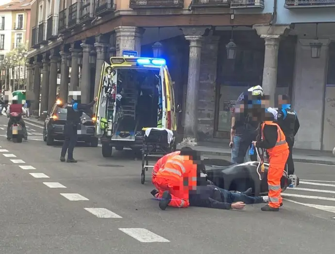 Motociclista lesionado en choque con coche en la Plaza del Ochavo de Valladolid