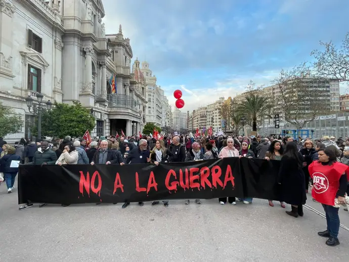 Manifestación en València pide el 'No a la guerra' en Oriente Medio: "No traemos hijos para que