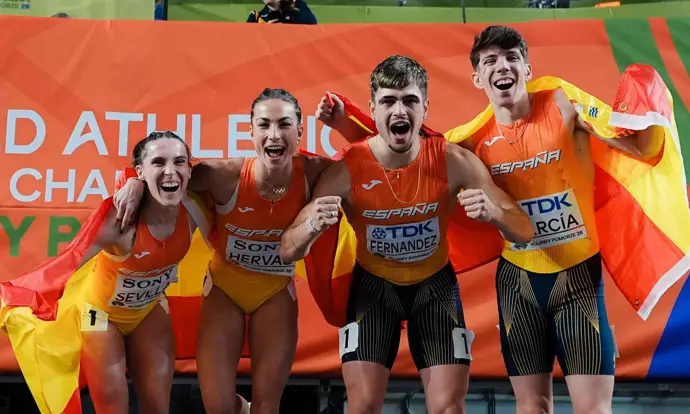 El cuarteto del relevo 4x400 mixto celebra el orgullo y la increíble plata mundial
