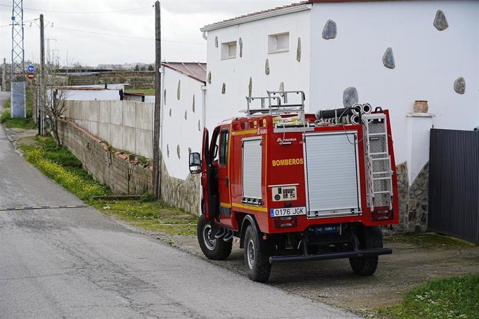 Archivo - Un coche de bomberos atiende una incidencia, a 28 de enero de 2026, en C&aacute;ceres, Extremadura (Espa&ntilde;a).