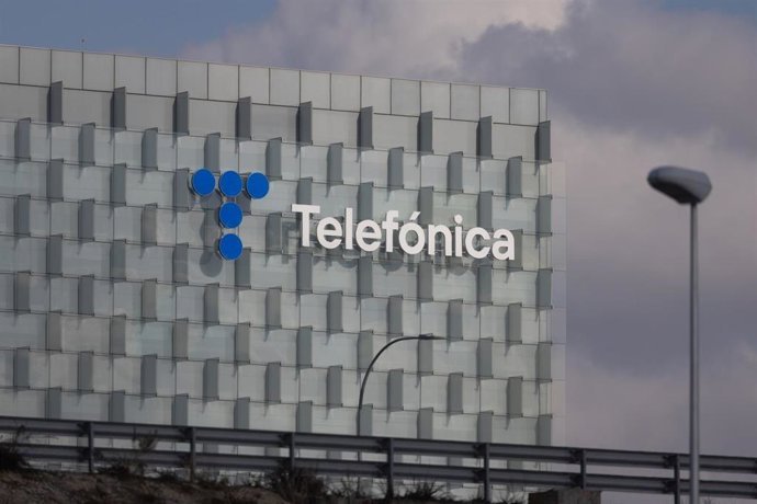 Archivo - Fachada de la sede de Telef&oacute;nica, en Madrid (Espa&ntilde;a)