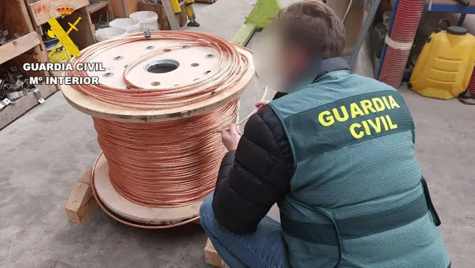 Seis personas arrestadas y cuatro más bajo investigación por el robo de cobre en León