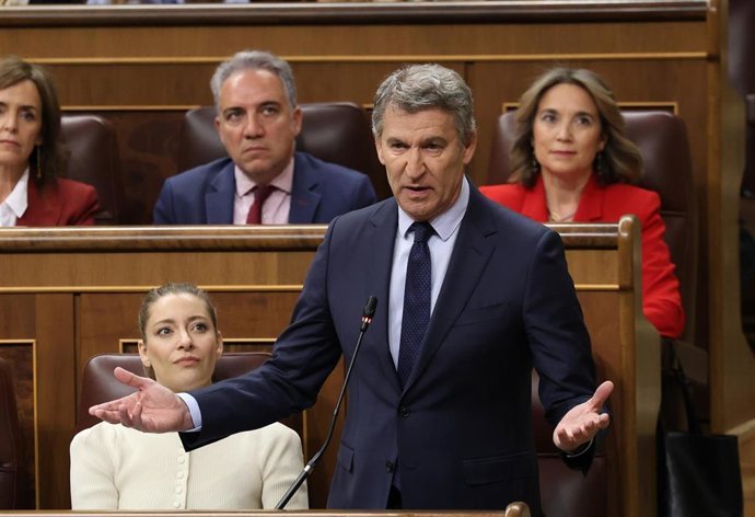 El presidente del Partido Popular, Alberto N&uacute;&ntilde;ez Feij&oacute;o, interviene durante una sesi&oacute;n de control al Gobierno, en el Congreso de los Diputados, a 18 de marzo de 2026, en Madrid (Espa&ntilde;a).