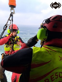 Bomberos del SEPA rescatando al hombre enriscado.