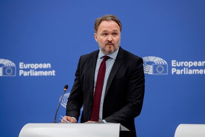 Archivo - El comisario europeo de Energ&iacute;a y Vivienda, Dan Jrgensen, habla durante una rueda de prensa en el Parlamento Europeo.