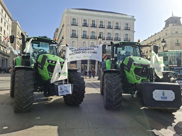 Tractores en la Puerta del Sol durante la concentraci&oacute;n de agricultores y ganaderos contra el acuerdo comercial UE-Mercosur.