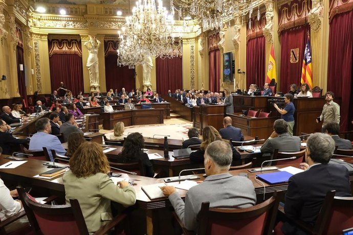 Archivo - La presidenta del Govern balear, Marga Prohens, interviene durante el Debate de Pol&iacute;tica General, en el Parlament balear, a 7 de octubre de 2025, en Palma de Mallorca, Mallorca, Baleares (Espa&ntilde;a).