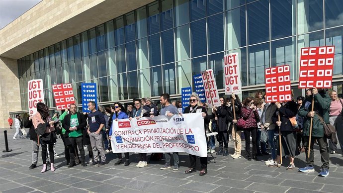 Concentración frente a la Feria de FP