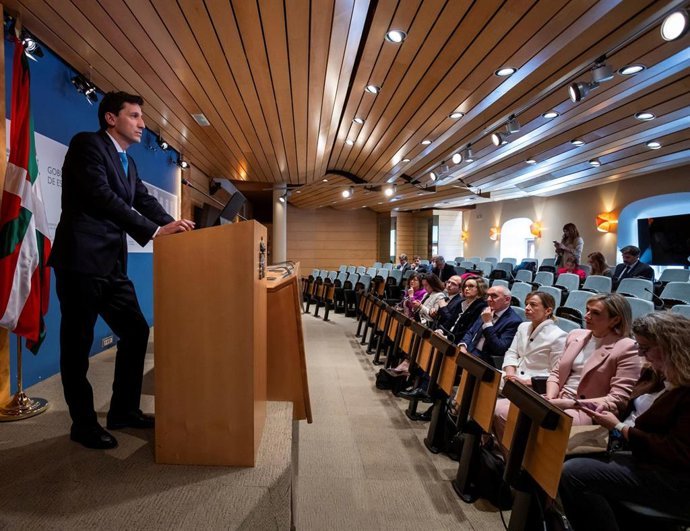 Archivo - No&euml;l dAnjou, consejero de Hacienda y Finanzas, junto a los diputados generales.