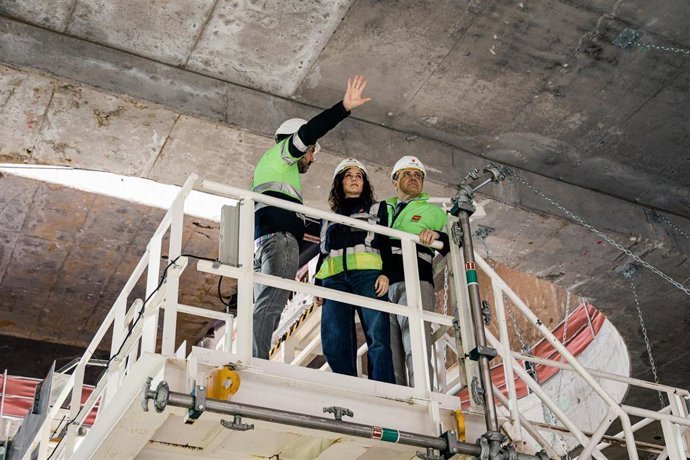 La presidenta de la Comunidad de Madrid, Isabel D&iacute;az Ayuso, acompa&ntilde;ada por el Consejero de Transportes. Jorge Rodrigo, visita las obras de ampliaci&oacute;n de la l&iacute;nea 11 de Metro, a 26 de marzo de 2026, en Madrid (Espa&ntilde;a).