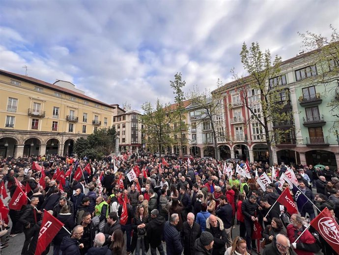 Concentración contra el ERE de Solvay