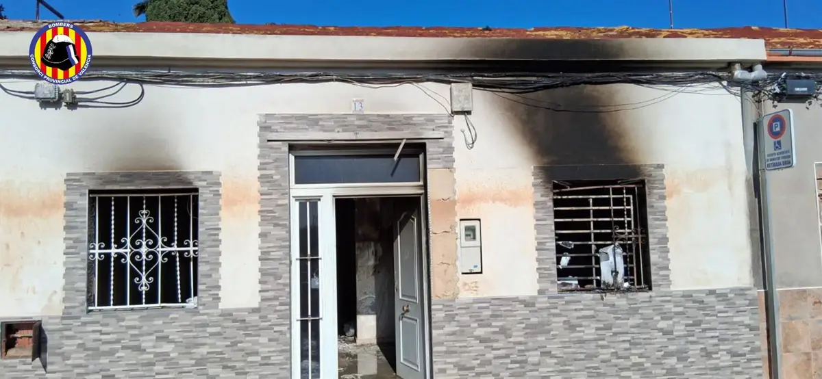 Rescatistas salvan a un bebé durante la extinción de un incendio en la casa vecina