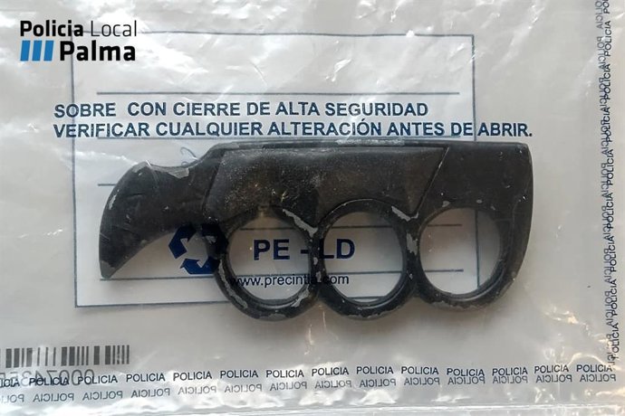 El pu&ntilde;o americano con el que un detenido trat&oacute; de agredir a unos agentes.