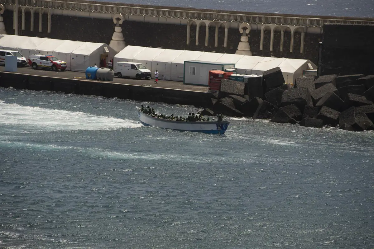 Un cayuco alcanza La Restinga (El Hierro) con 82 inmigrantes a bordo, sin ayudas externas